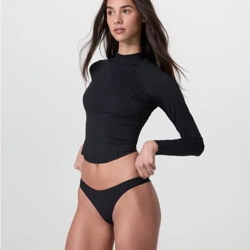 VUORI WOMENS CRUSH BLACK LONGSLEEVE RASH GUARD (L)